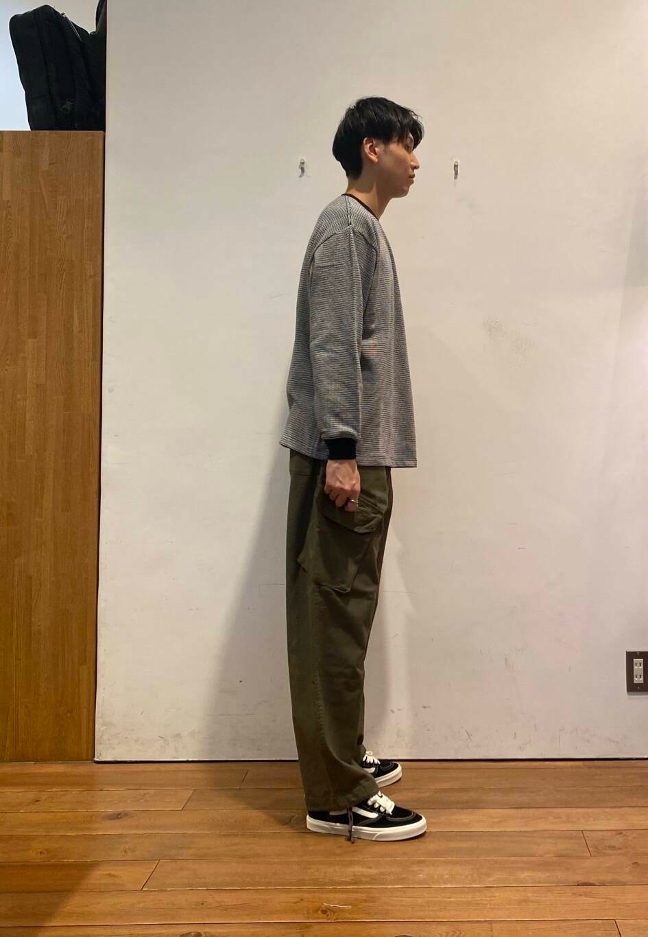 グリーン系のバックパック/リュック、ブラック系のTシャツ/カットソー、グリーン系のその他パンツを着用したメンズの秋コーディネートの10枚目の写真