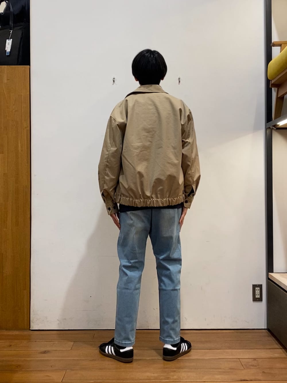 ブルー系のその他パンツ、ブラック系のスニーカー、ベージュ系のブルゾンを着用したメンズの冬コーディネートの4枚目の写真