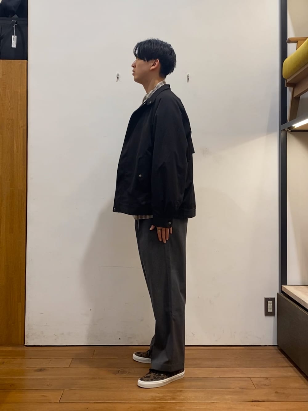 ベージュ系のその他アウター、ブラック系のブルゾン、グレー系のその他パンツを着用したメンズの冬コーディネートの2枚目の写真