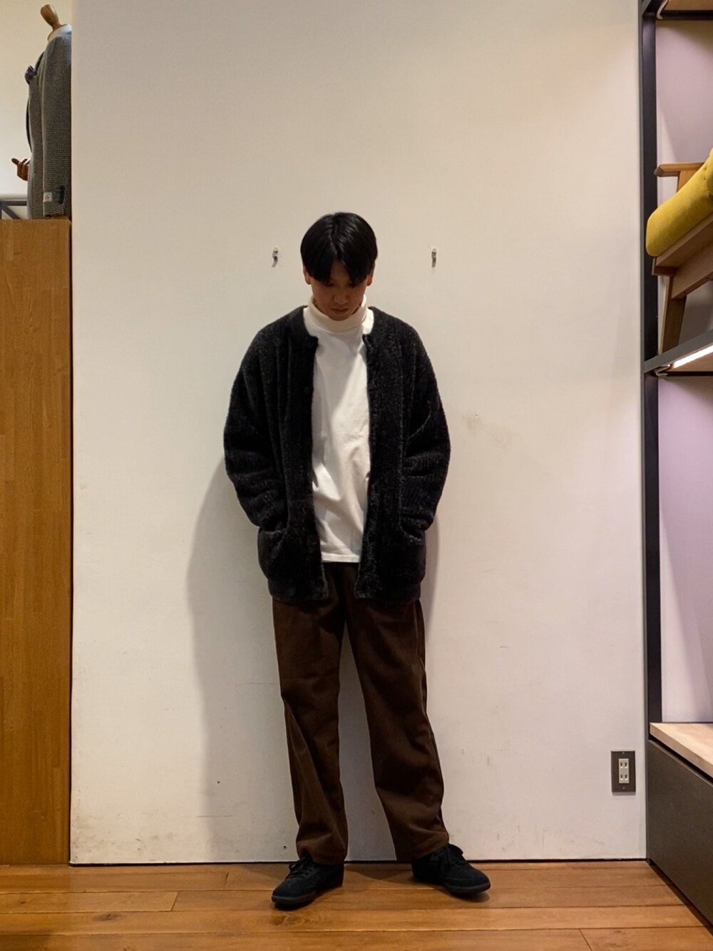 グレー系のカーディガン/ボレロ、ホワイト系のTシャツ/カットソー、ブラウン系のその他パンツを着用したメンズの秋コーディネートの2枚目の写真