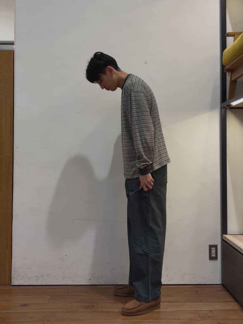 ブルー系のデニムパンツ、グレー系のTシャツ/カットソー、ブラウン系のブーツを着用したメンズの夏コーディネートの2枚目の写真