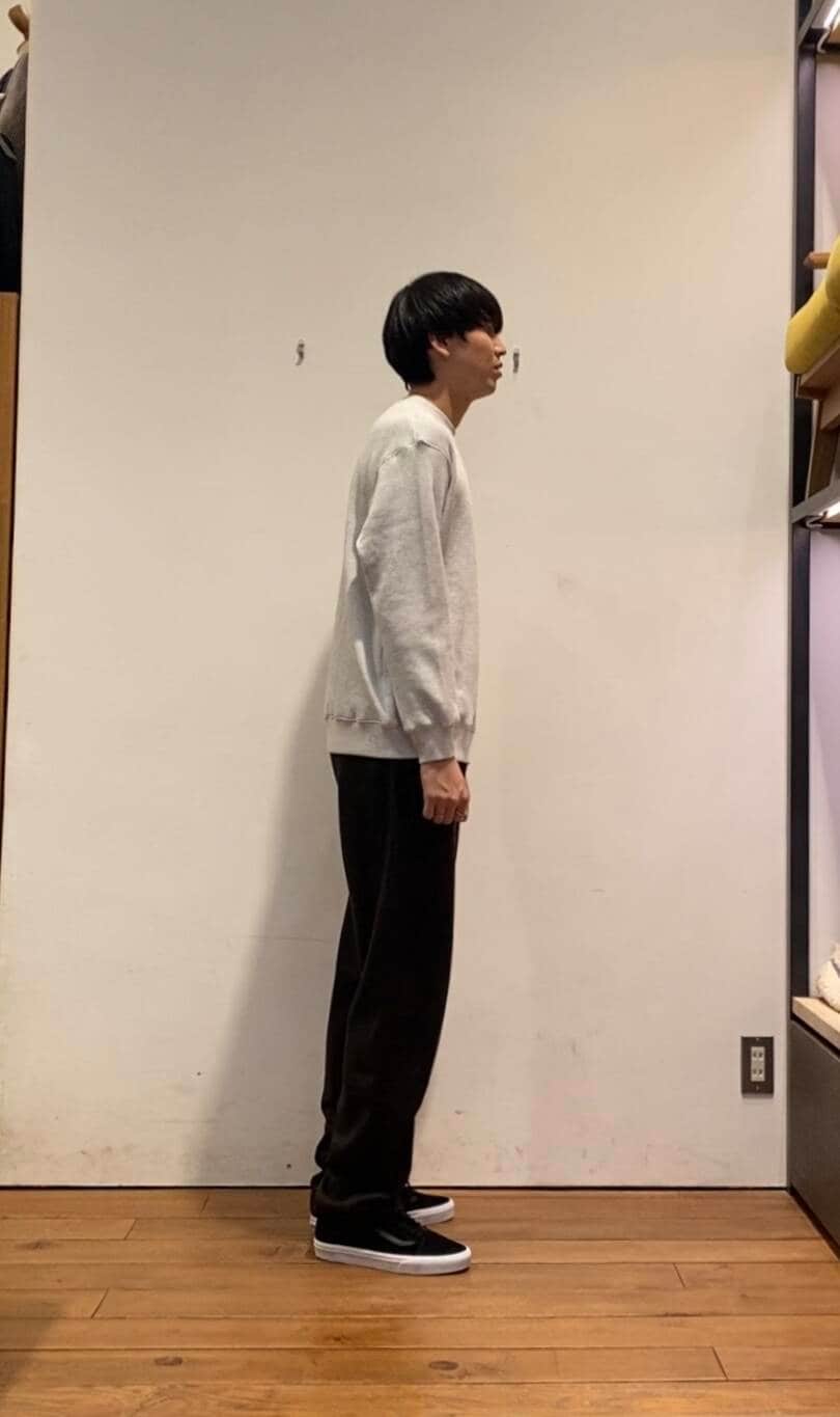 ブルー系のダウンジャケット/コート、ホワイト系のTシャツ/カットソー、ブラウン系のその他パンツを着用したメンズの冬コーディネートの7枚目の写真