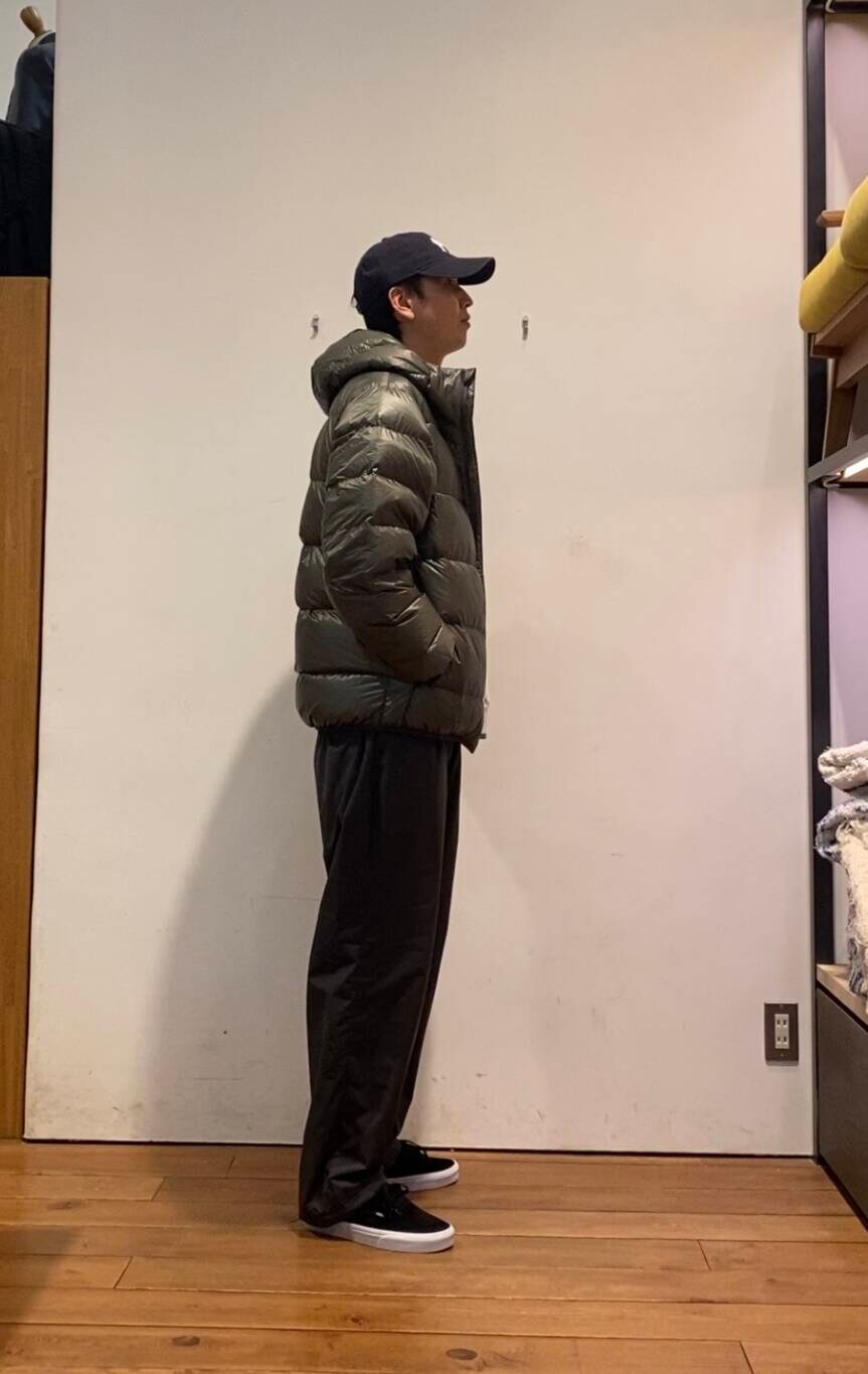 グリーン系のスウェット、グリーン系のダウンジャケット/コート、グレー系のその他パンツを着用したメンズの冬コーディネートの4枚目の写真