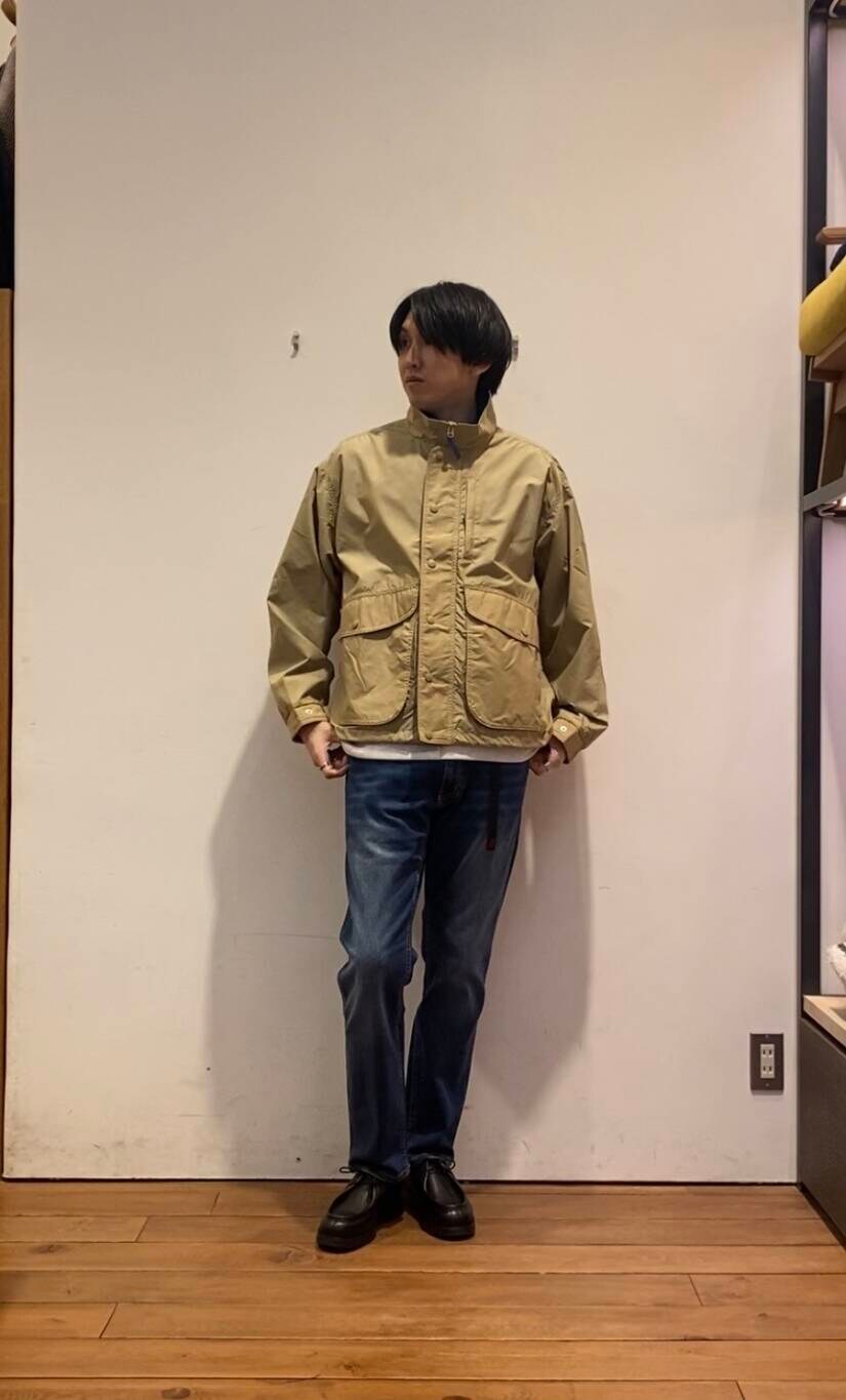 ブルー系のデニムパンツ、ホワイト系のTシャツ/カットソー、ブラック系のドレスシューズを着用したメンズの冬コーディネートの3枚目の写真