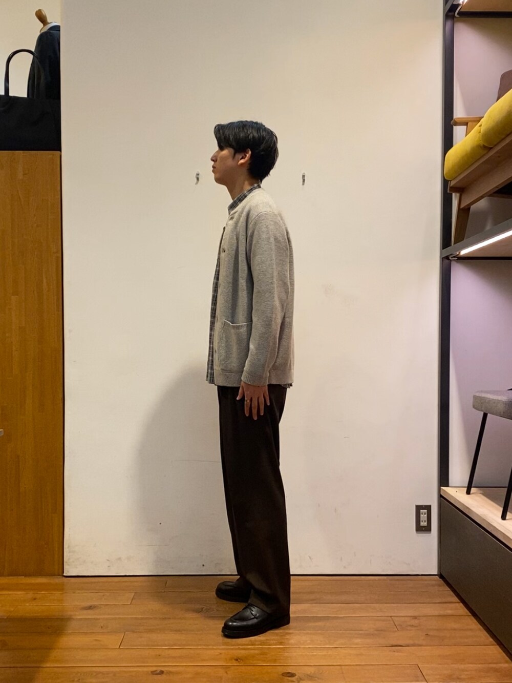 その他のシャツ/ブラウス、グレー系のカーディガン/ボレロ、ブラウン系のその他パンツを着用したメンズの秋コーディネートの2枚目の写真