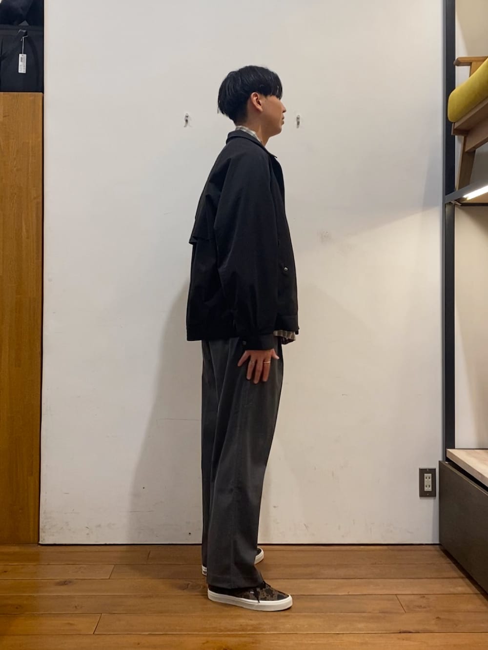 ベージュ系のその他アウター、ブラック系のブルゾン、グレー系のその他パンツを着用したメンズの冬コーディネートの3枚目の写真