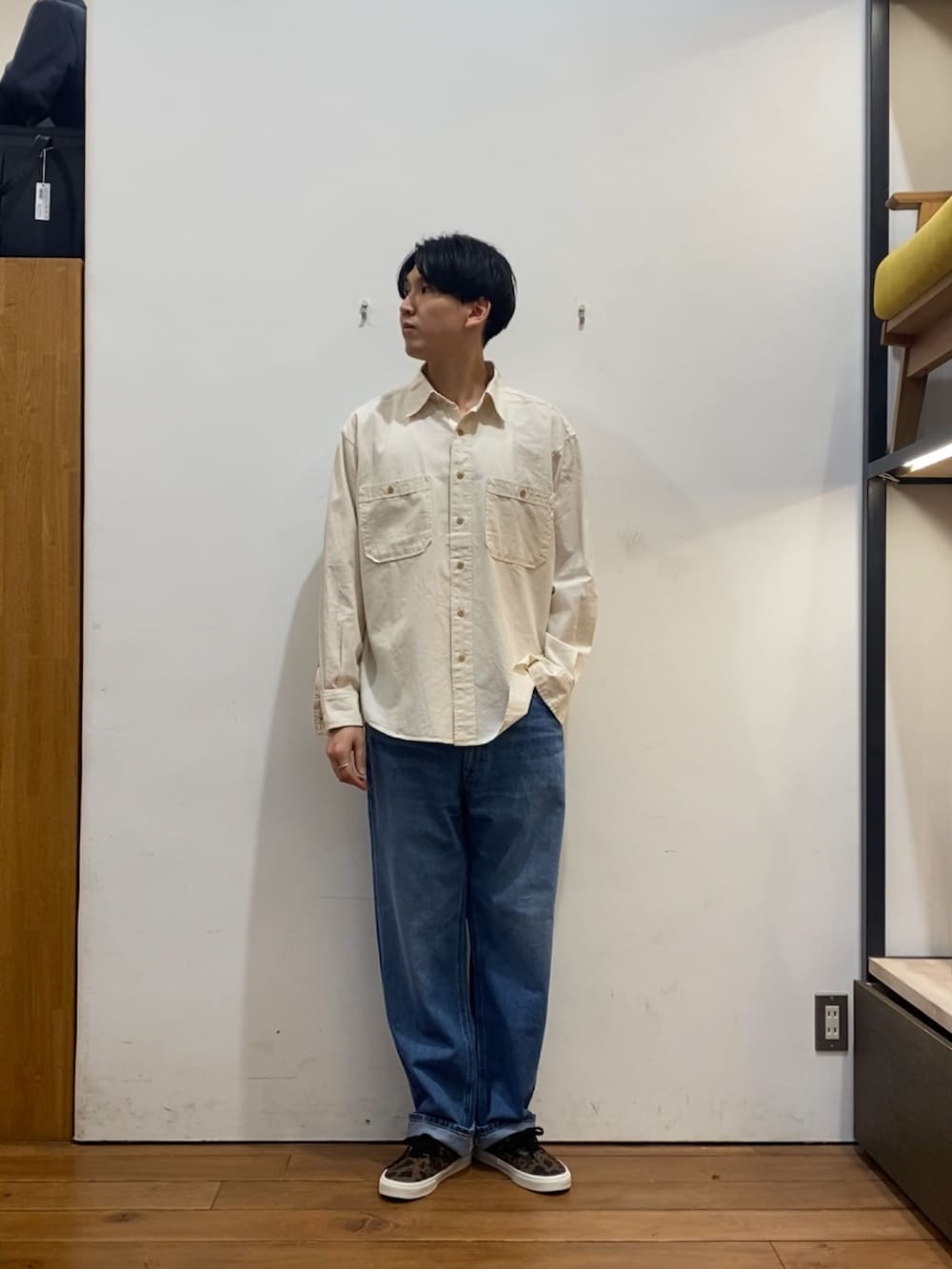 ブルー系のデニムパンツ、ホワイト系のシャツ/ブラウス、ホワイト系のショルダーバッグを着用したメンズの冬コーディネートの5枚目の写真