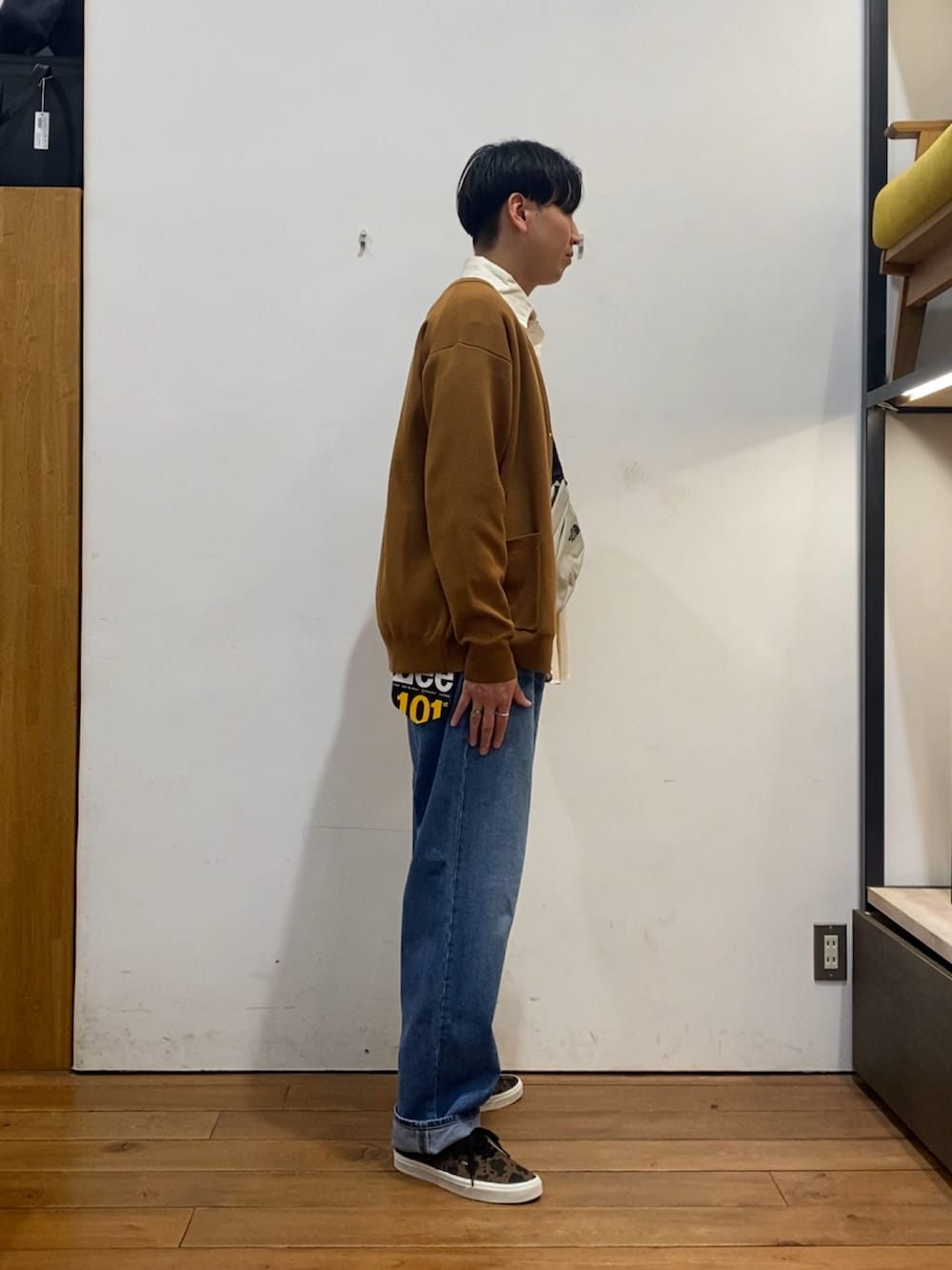 ブルー系のデニムパンツ、ホワイト系のシャツ/ブラウス、ホワイト系のショルダーバッグを着用したメンズの冬コーディネートの3枚目の写真