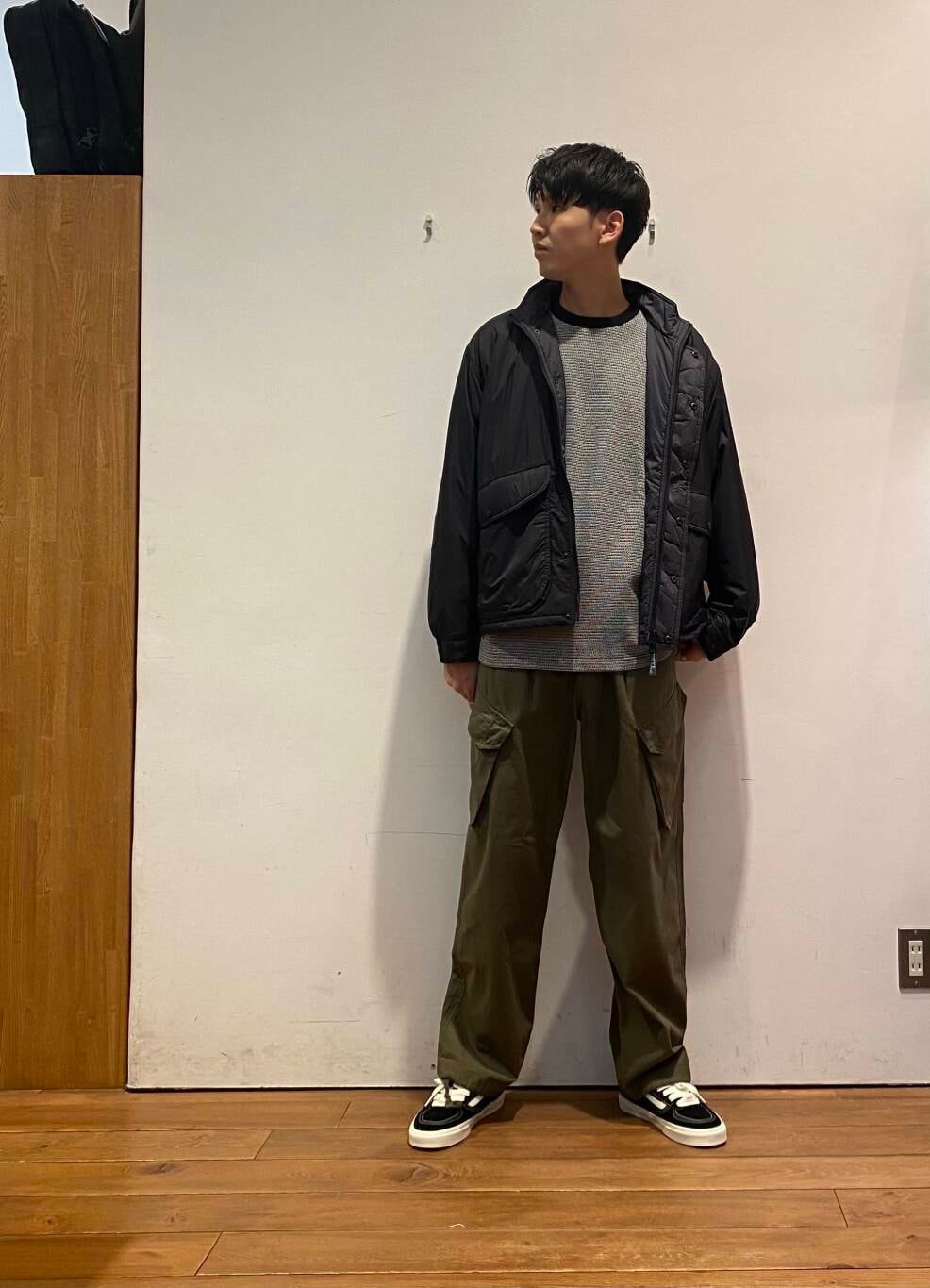 グリーン系のバックパック/リュック、ブラック系のTシャツ/カットソー、グリーン系のその他パンツを着用したメンズの秋コーディネートの4枚目の写真