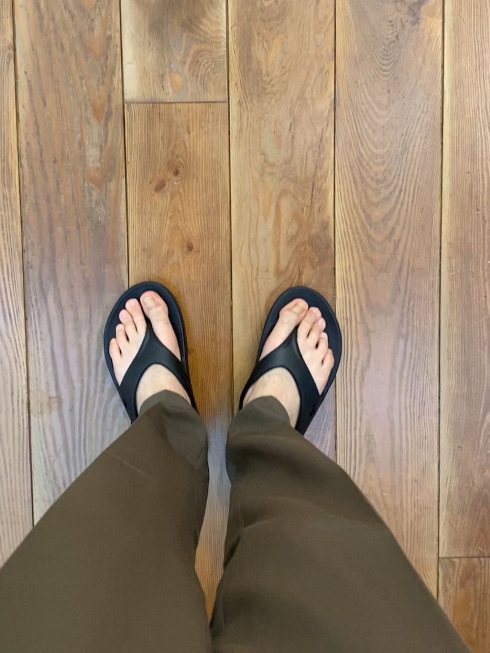 ブラック系のサンダル、ブラウン系のシャツ/ブラウス、グリーン系のその他パンツを着用したメンズの夏コーディネートの6枚目の写真