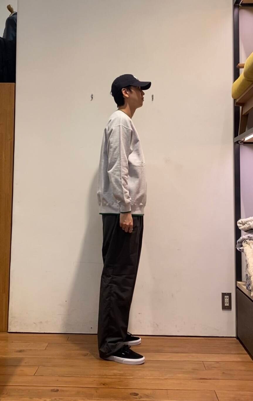 グリーン系のスウェット、グリーン系のダウンジャケット/コート、グレー系のその他パンツを着用したメンズの冬コーディネートの8枚目の写真