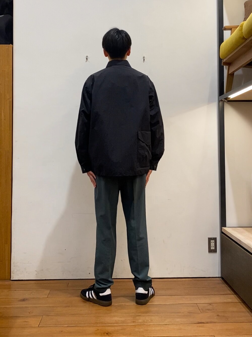 グリーン系のその他パンツ、ブラック系のナイロンジャケット、グレー系のスウェットを着用したメンズの春コーディネートの4枚目の写真
