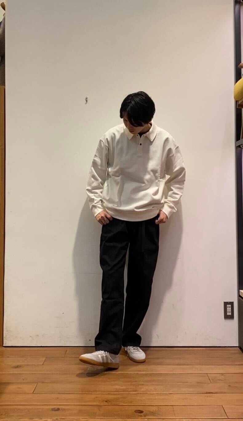 ブラック系のデニムパンツ、ホワイト系のスウェット、グレー系のスニーカーを着用したメンズの冬コーディネートの5枚目の写真