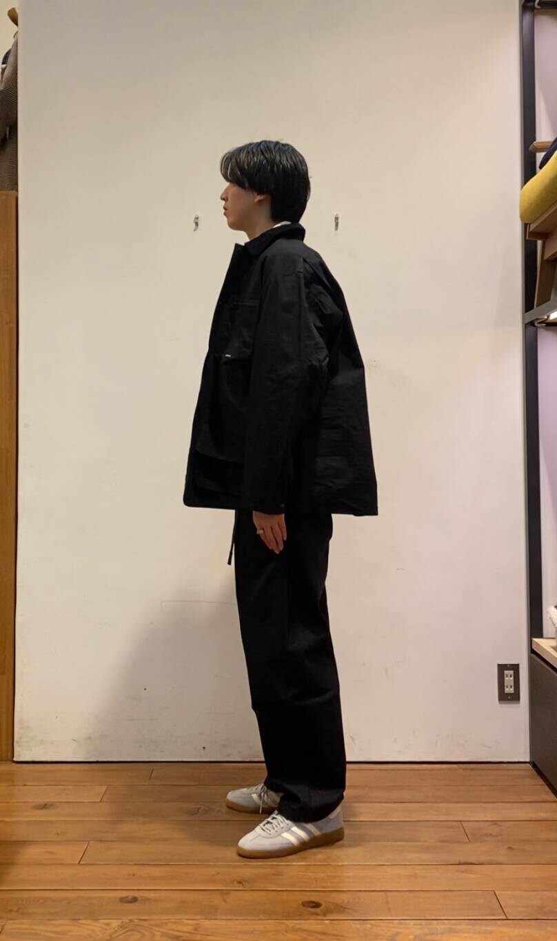 ブラック系のデニムパンツ、ホワイト系のスウェット、グレー系のスニーカーを着用したメンズの冬コーディネートの2枚目の写真