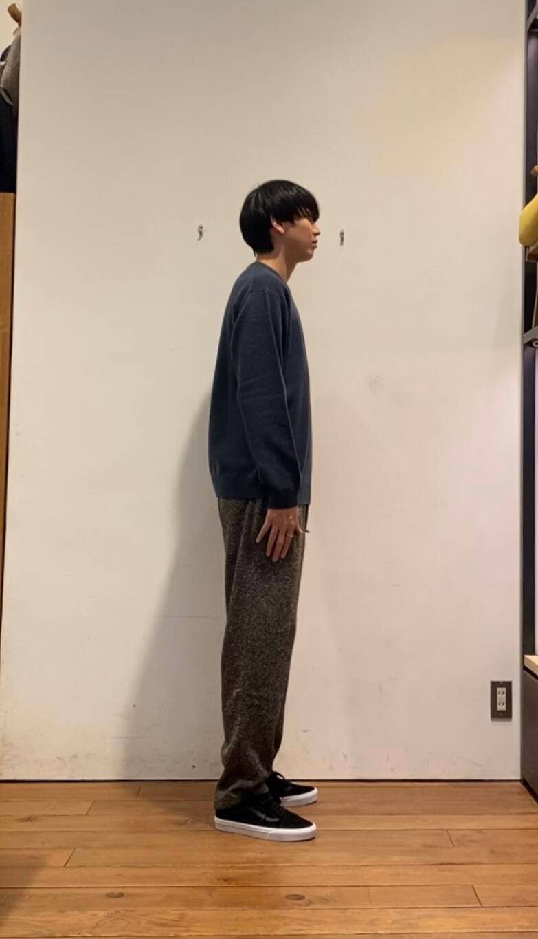 ホワイト系のダウンジャケット/コート、ブルー系のニット/セーター、ブラウン系のその他パンツを着用したメンズの冬コーディネートの5枚目の写真