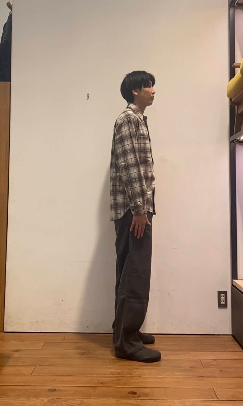 グリーン系のその他パンツ、ベージュ系のシャツ/ブラウス、グレー系のサンダルを着用したメンズの秋コーディネートの8枚目の写真