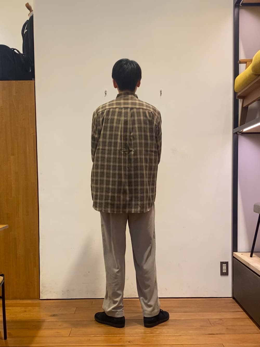 ブラウン系のシャツ/ブラウス、ブラック系のニット/セーター、ベージュ系のその他パンツを着用したメンズの秋コーディネートの6枚目の写真