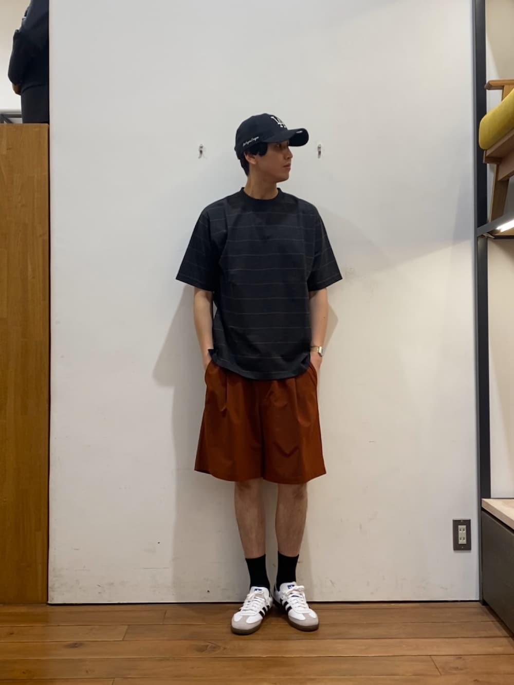 ブラック系のその他アウター、ブラウン系のTシャツ/カットソー、オレンジ系のその他パンツを着用したメンズの春コーディネートの5枚目の写真