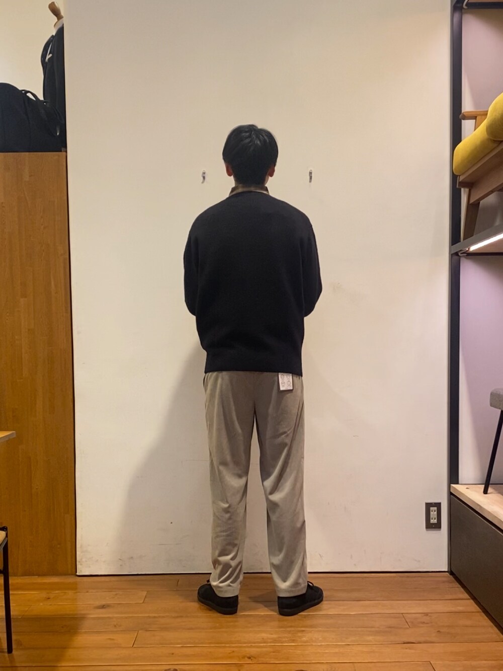 ブラウン系のシャツ/ブラウス、ブラック系のニット/セーター、ベージュ系のその他パンツを着用したメンズの秋コーディネートの4枚目の写真