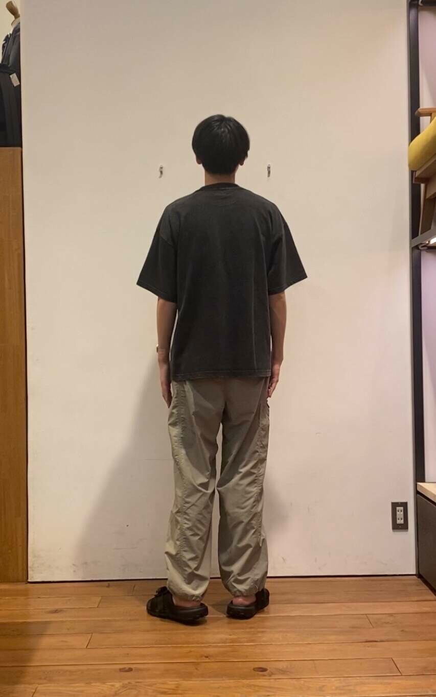 「カジュアル、シンプルコーデ、newarrival、こなれ感、カジュアルパンツ、1枚でもオシャレ、初夏のお出掛けコーデ、ゆとりのあるサイズ感、ベーシックアイテムで作る最旬コーデ、暮らしを楽しむ」｜「BURLAP OUTFITTERの『別注』BURLAP OUTFITTER×DOORS　Supplex Nylon Pants（その他パンツ、ベージュ系）」を使った、かわむらさん（メンズ・183cm）の春コーディネートの5枚目の写真