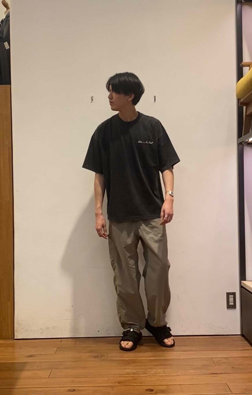 「カジュアル、シンプルコーデ、newarrival、こなれ感、カジュアルパンツ、1枚でもオシャレ、初夏のお出掛けコーデ、ゆとりのあるサイズ感、ベーシックアイテムで作る最旬コーデ、暮らしを楽しむ」｜「BURLAP OUTFITTERの『別注』BURLAP OUTFITTER×DOORS　Supplex Nylon Pants（その他パンツ、ベージュ系）」を使った、かわむらさん（メンズ・183cm）の春コーディネートの2枚目の写真