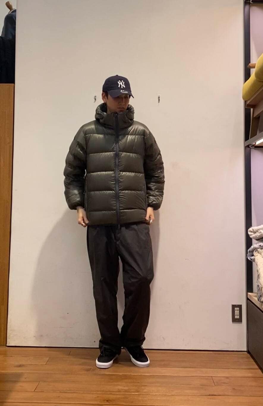 グリーン系のスウェット、グリーン系のダウンジャケット/コート、グレー系のその他パンツを着用したメンズの冬コーディネートの2枚目の写真