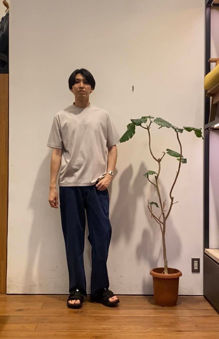 「シャツスタイル、サンダルコーデ、旅行コーデ、きれいめtシャツ、帰省コーデ、私のイチ推しブランド、夏カラーコーデ、暮らしを楽しむ、休日リラックススタイル、一枚で決まるtシャツ、私が選ぶセールアイテム25ss」｜「FORK&SPOONのFORK&SPOON　綿麻デニム5ポケットパンツ（デニムパンツ、ブルー系）」を使った、かわむらさん（メンズ・183cm）の夏コーディネートの6枚目の写真