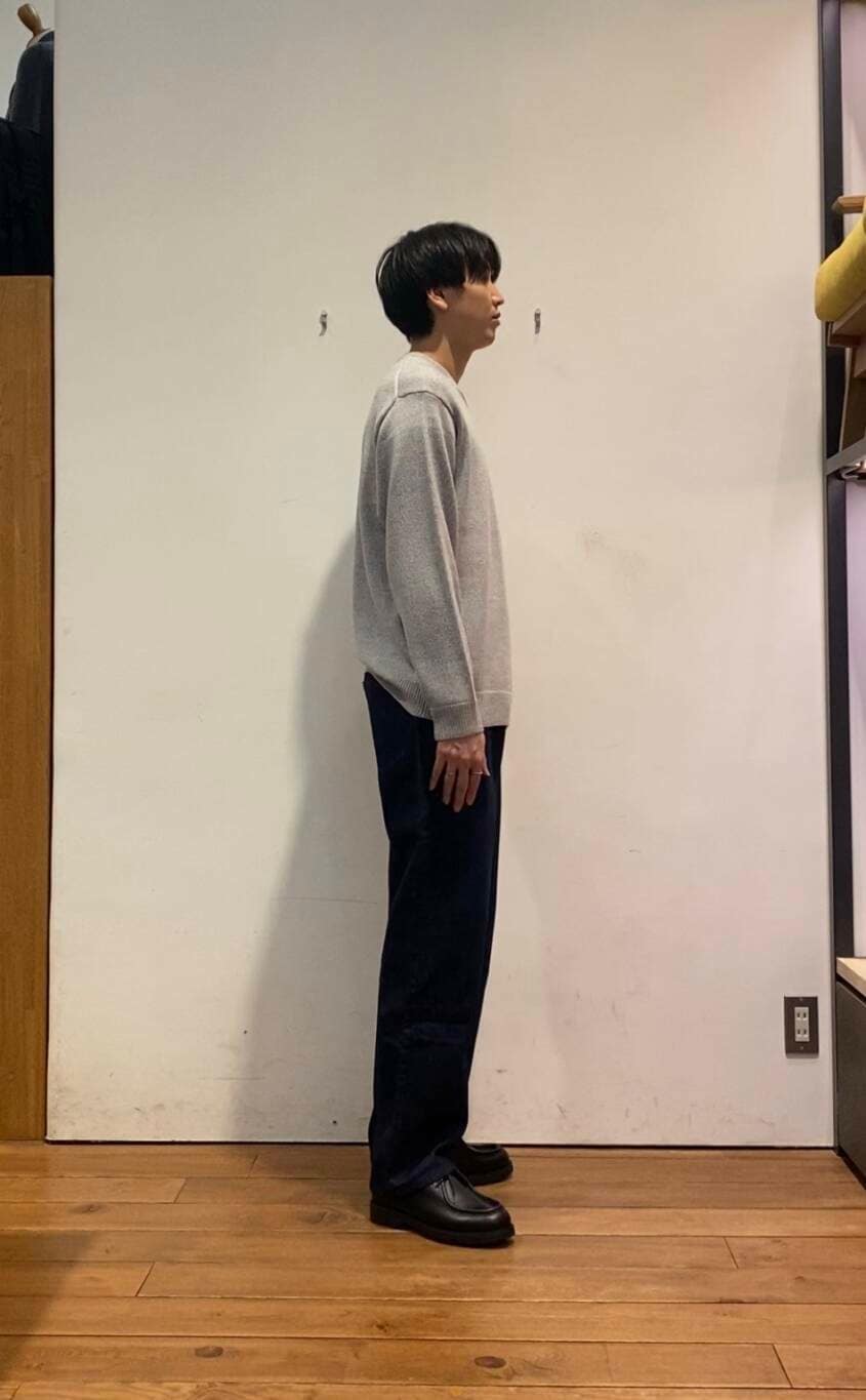 ブルー系のデニムパンツ、グレー系のニット/セーター、ブラウン系のその他アウターを着用したメンズの冬コーディネートの7枚目の写真