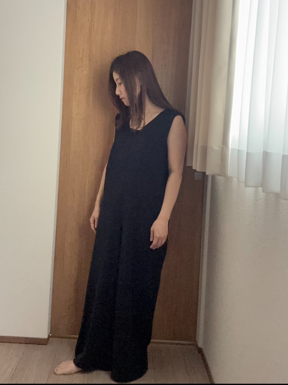 ブラック系のつなぎ/オールインワンを着用したレディースの冬コーディネートの3枚目の写真