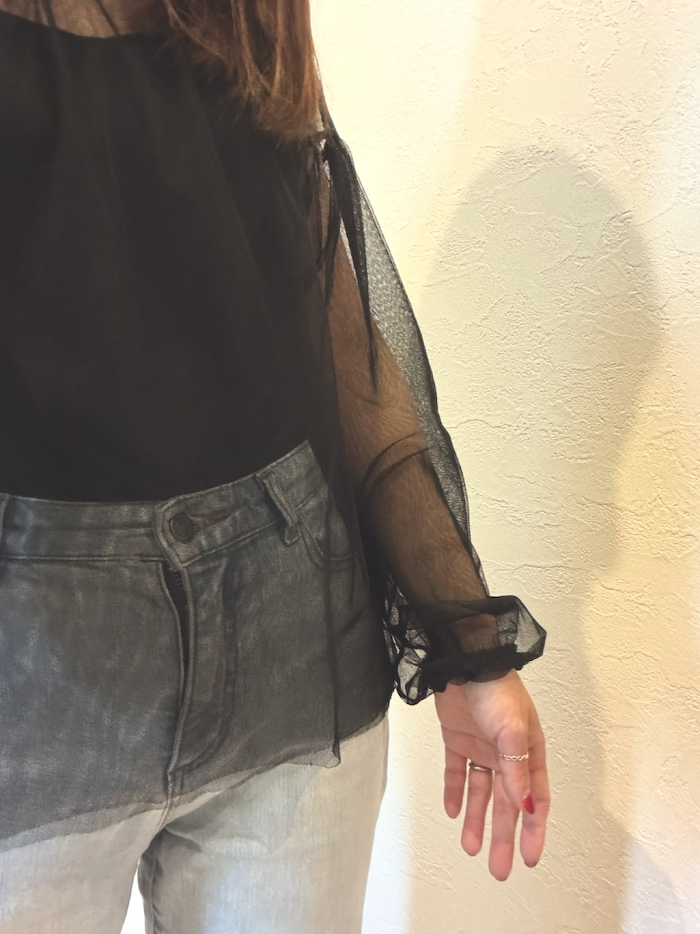 ブラック系のTシャツ/カットソー、ブラック系のデニムパンツを着用したレディースの冬コーディネートの3枚目の写真