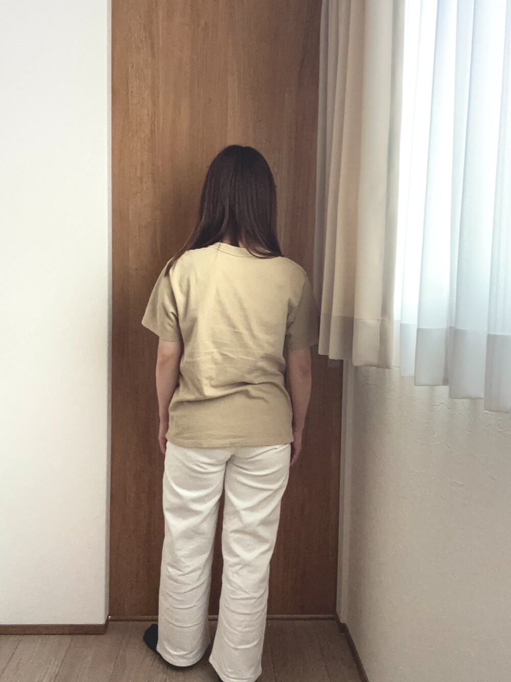 ホワイト系のデニムパンツを着用したレディースの冬コーディネートの3枚目の写真