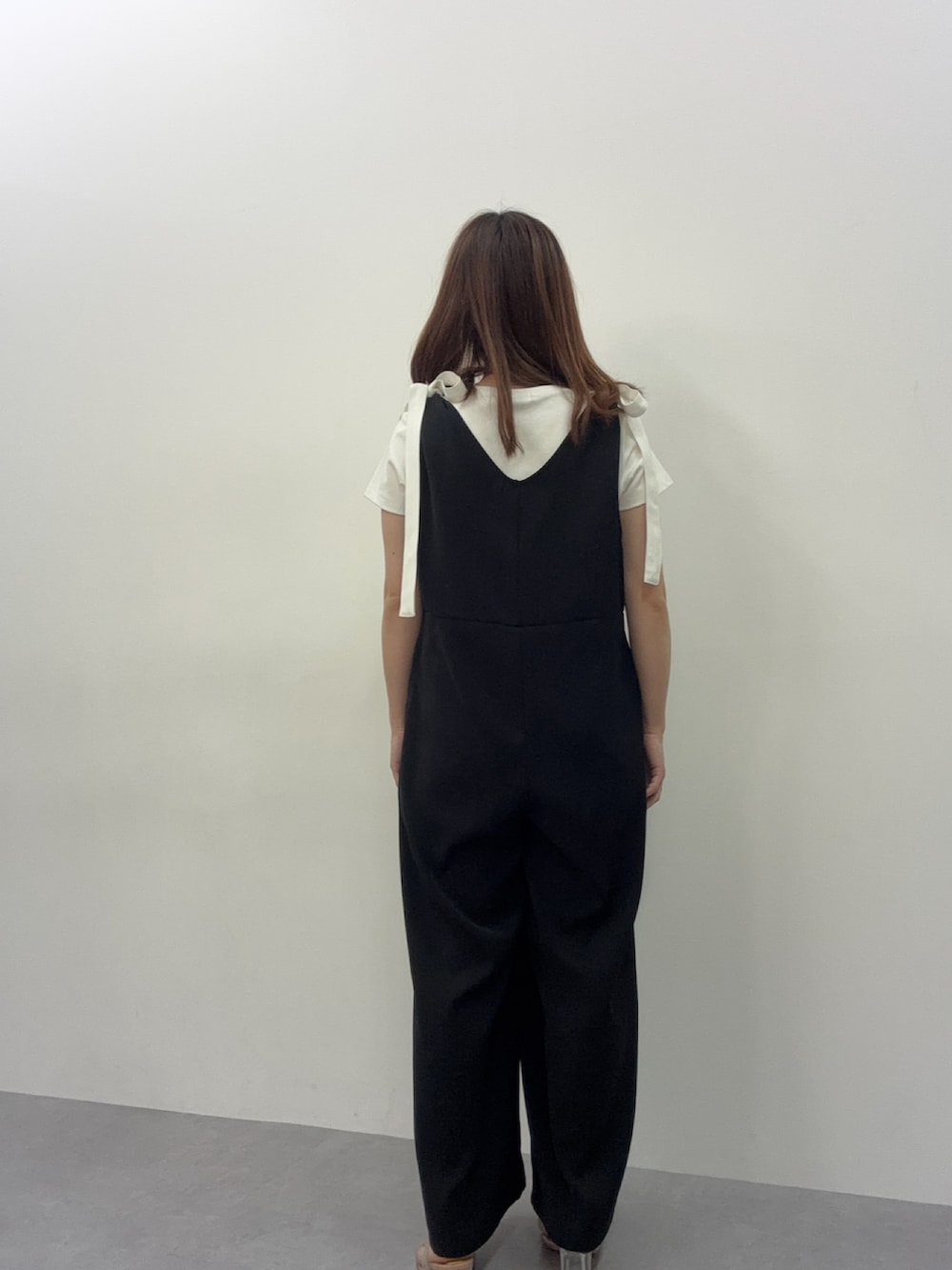 ブラック系のつなぎ/オールインワンを着用したレディースの冬コーディネートの2枚目の写真