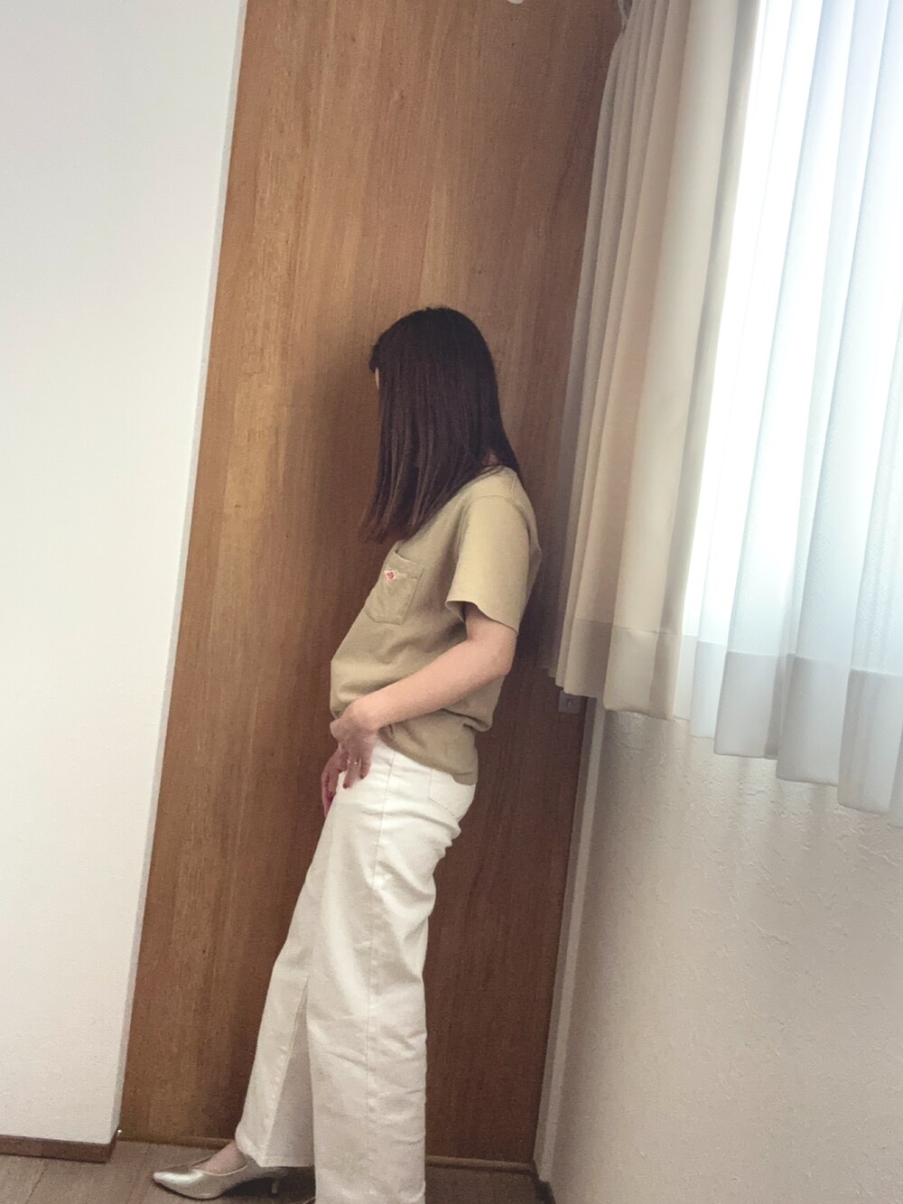 ホワイト系のデニムパンツを着用したレディースの冬コーディネートの2枚目の写真