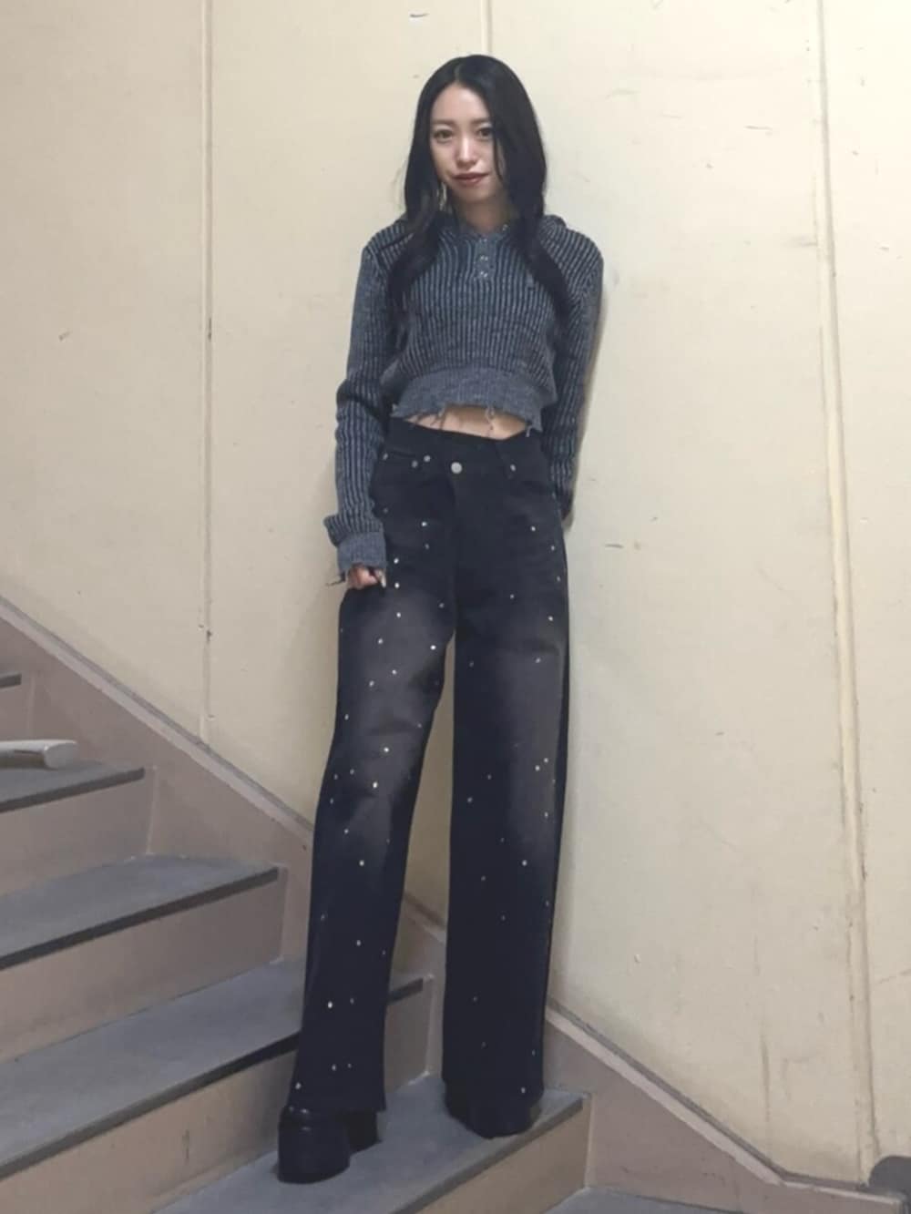 ブラック系のブーツ、ブラック系のデニムパンツ、ブラック系のニット/セーターを着用したレディースの冬コーディネートの2枚目の写真