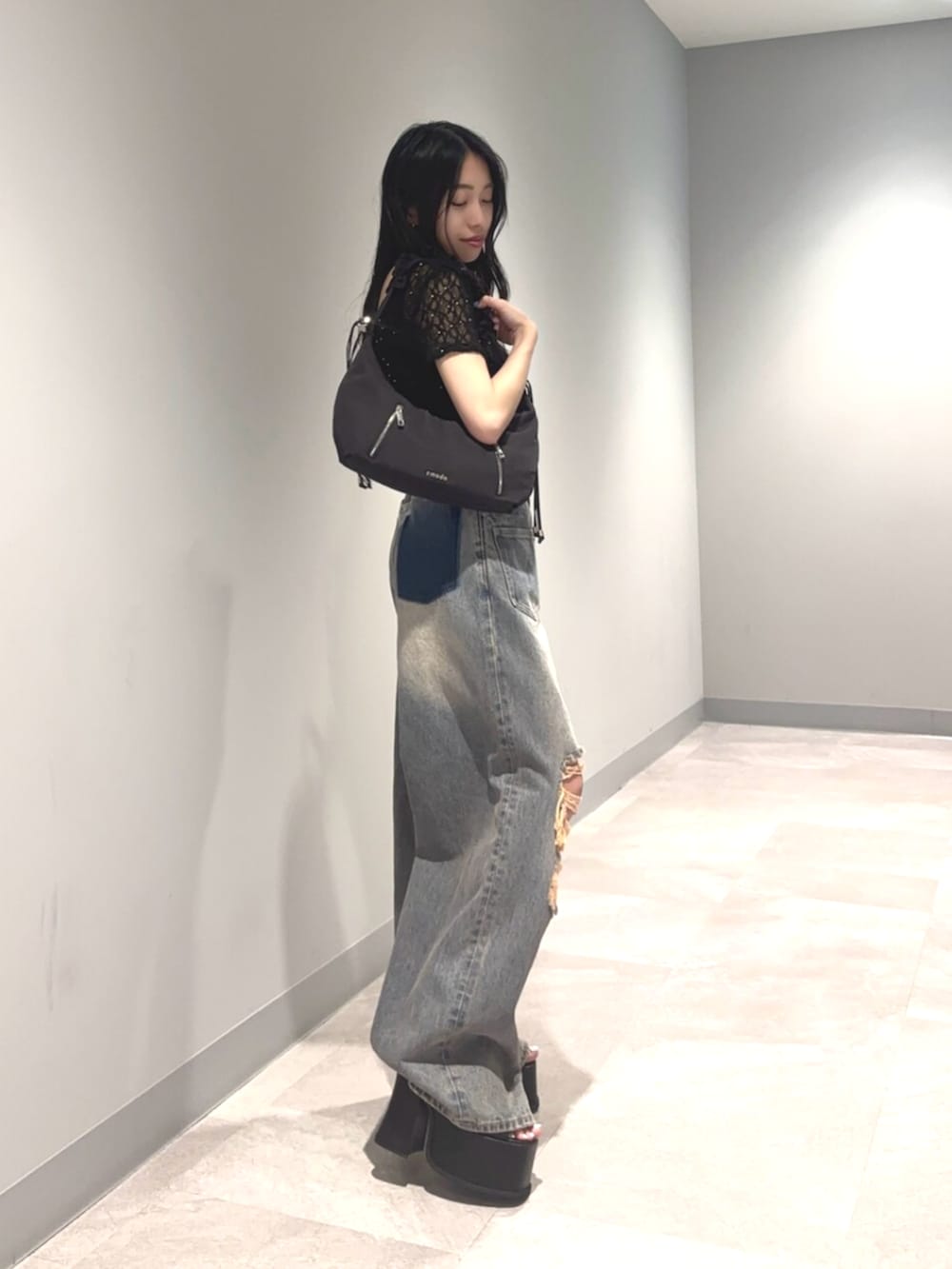 ブラック系のサンダル、ブルー系のデニムパンツ、ブラック系のTシャツ/カットソーを着用したレディースの夏コーディネートの3枚目の写真