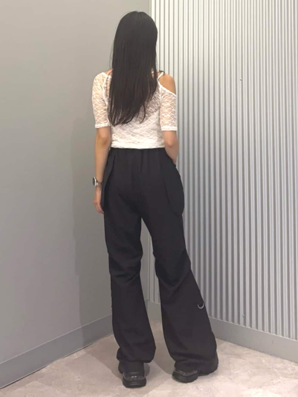 ブラック系のサンダル、ブラック系のその他パンツ、ホワイト系のTシャツ/カットソーを着用したレディースの夏コーディネートの3枚目の写真