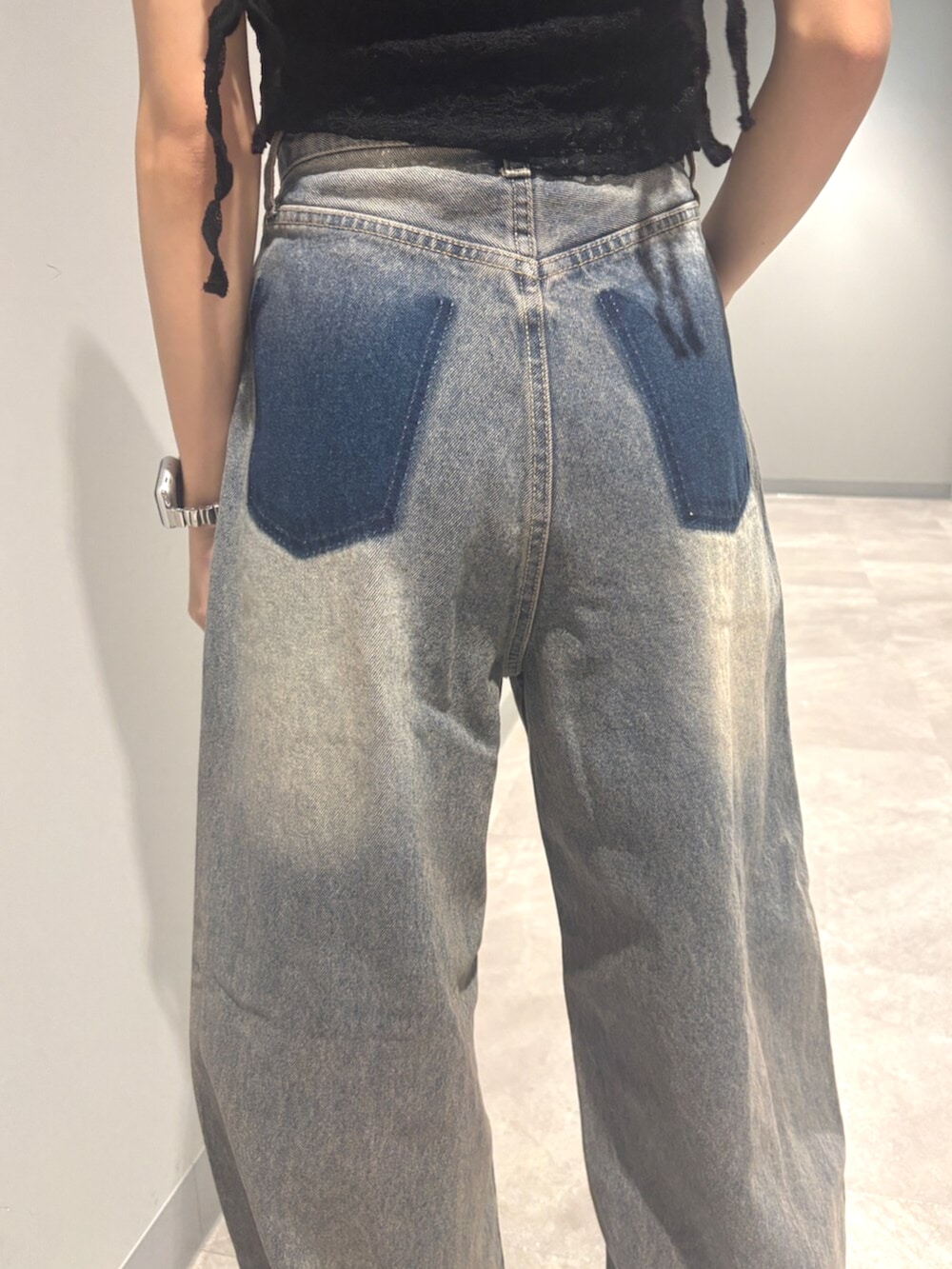ブラック系のサンダル、ブルー系のデニムパンツ、ブラック系のTシャツ/カットソーを着用したレディースの夏コーディネートの6枚目の写真