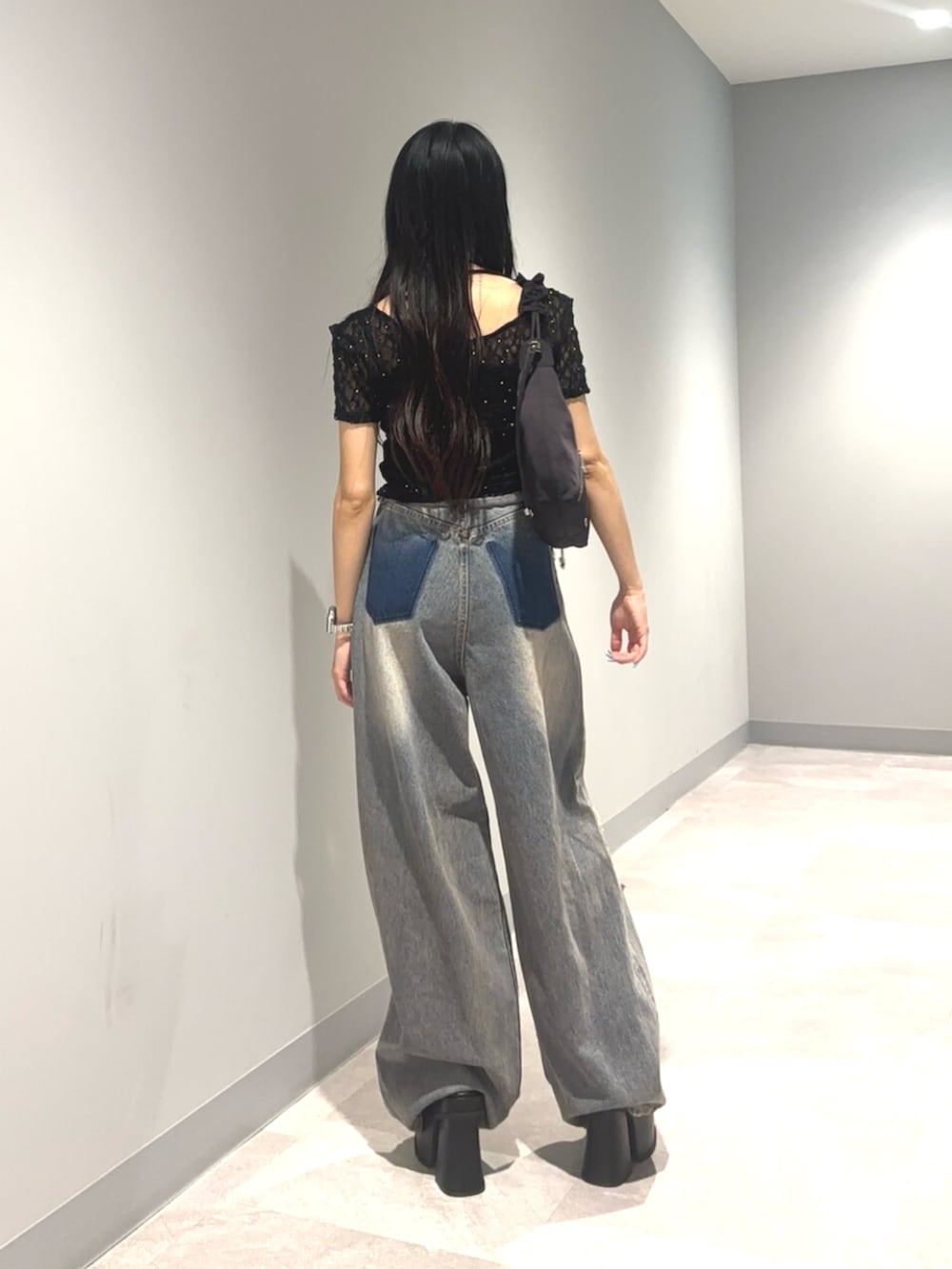 ブラック系のサンダル、ブルー系のデニムパンツ、ブラック系のTシャツ/カットソーを着用したレディースの夏コーディネートの5枚目の写真