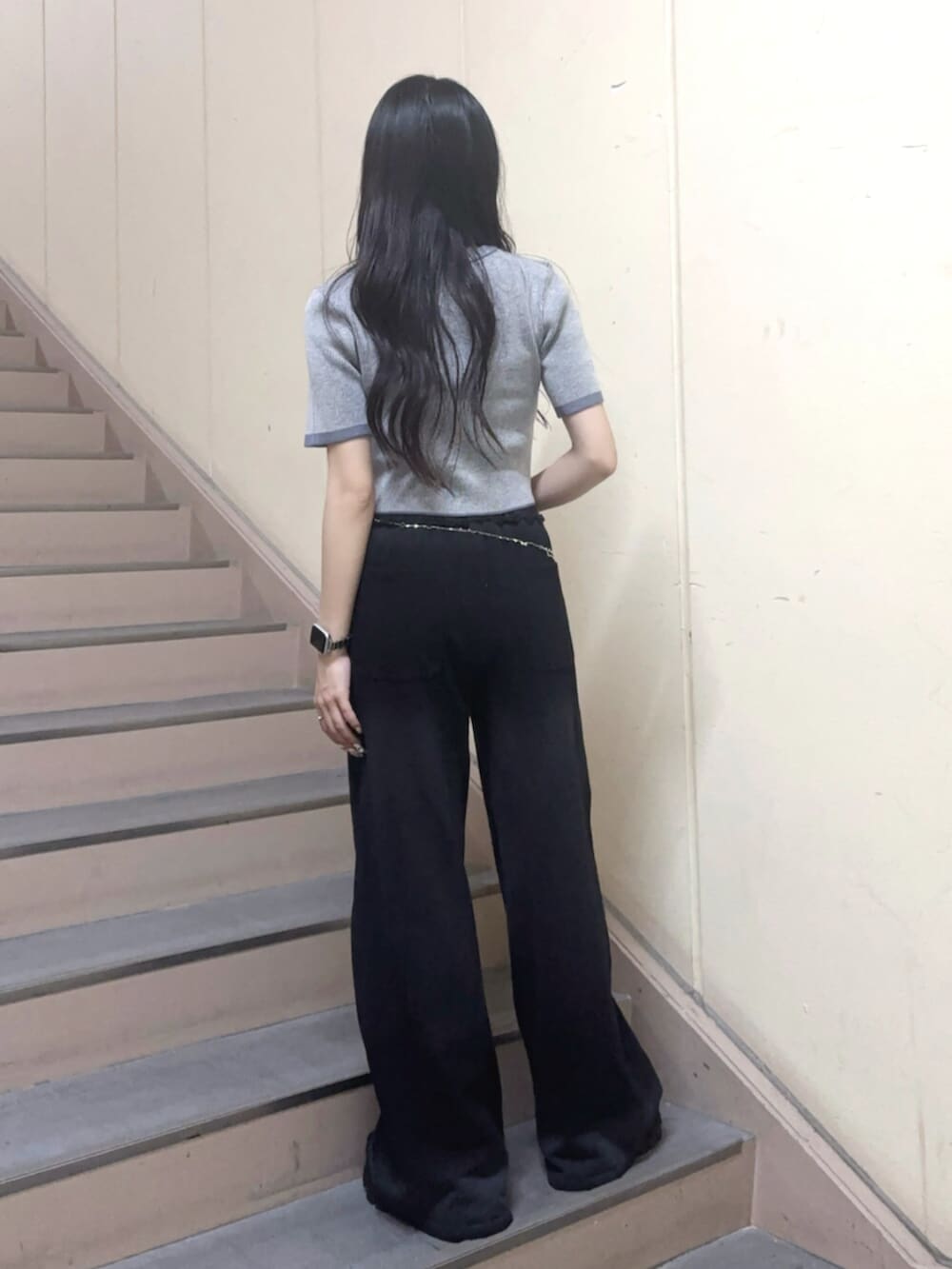 ブラック系のスウェットパンツ、グレー系のニット/セーター、ブラック系のサンダルを着用したレディースの夏コーディネートの4枚目の写真