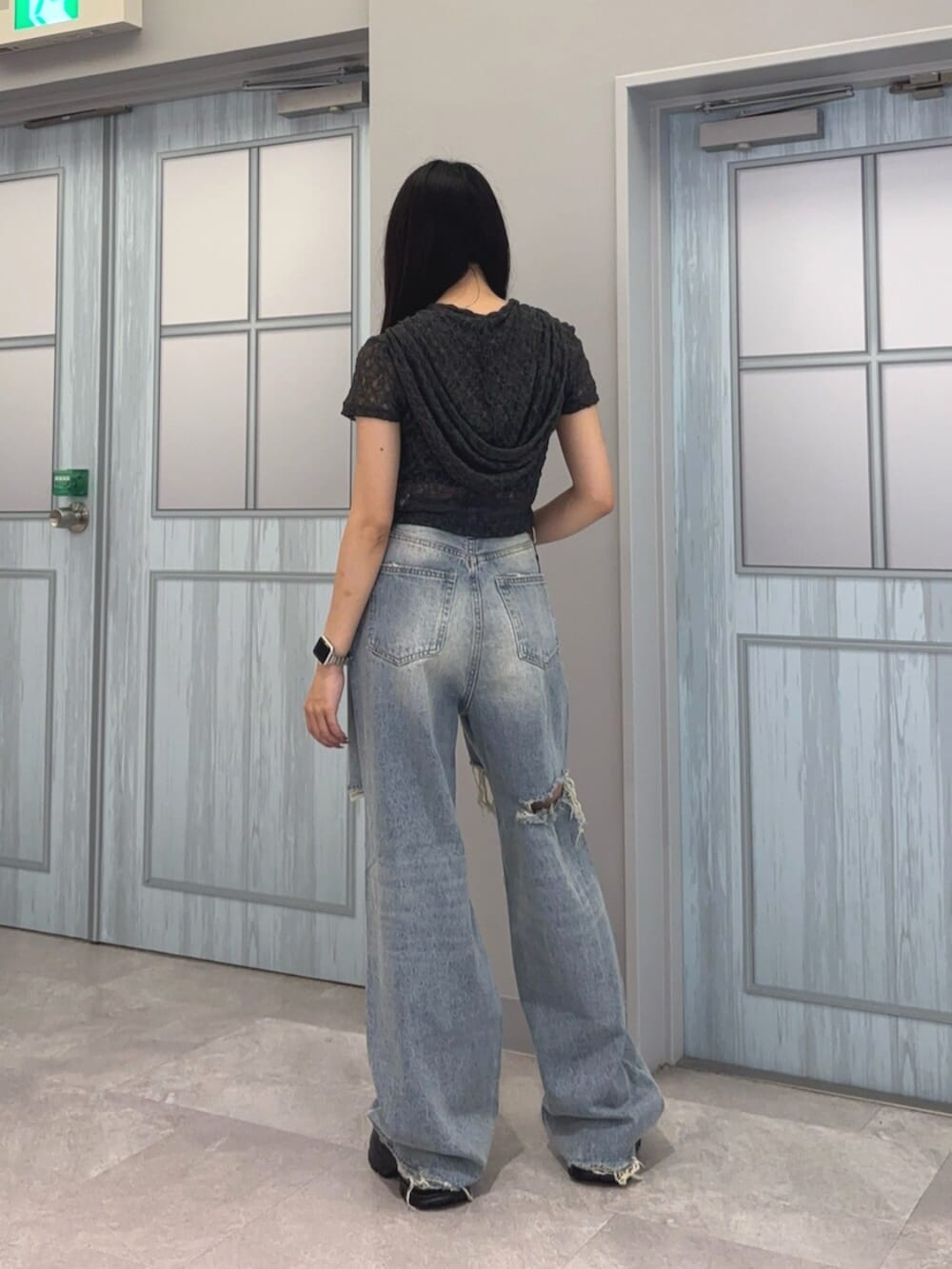 ブルー系のデニムパンツ、グレー系のTシャツ/カットソー、ブラック系のキャミソールを着用したレディースの夏コーディネートの3枚目の写真