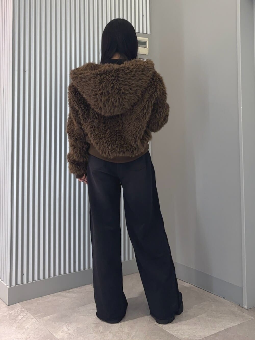 ブラウン系のブルゾン、その他のニット/セーター、ブラック系のスウェットパンツを着用したレディースの冬コーディネートの6枚目の写真