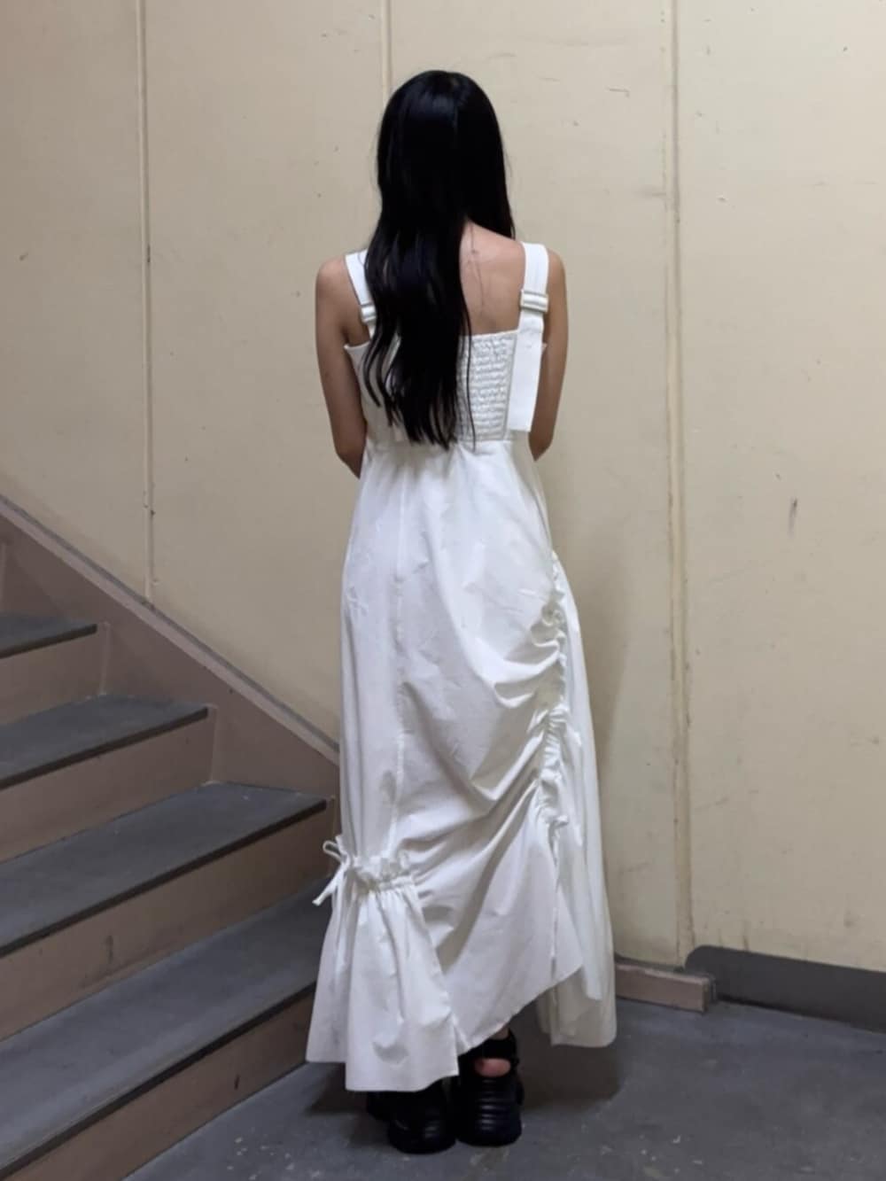 ブラック系のサンダル、ホワイト系のワンピースを着用したレディースの春コーディネートの4枚目の写真