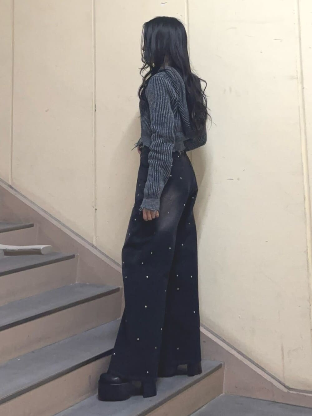 ブラック系のブーツ、ブラック系のデニムパンツ、ブラック系のニット/セーターを着用したレディースの冬コーディネートの3枚目の写真