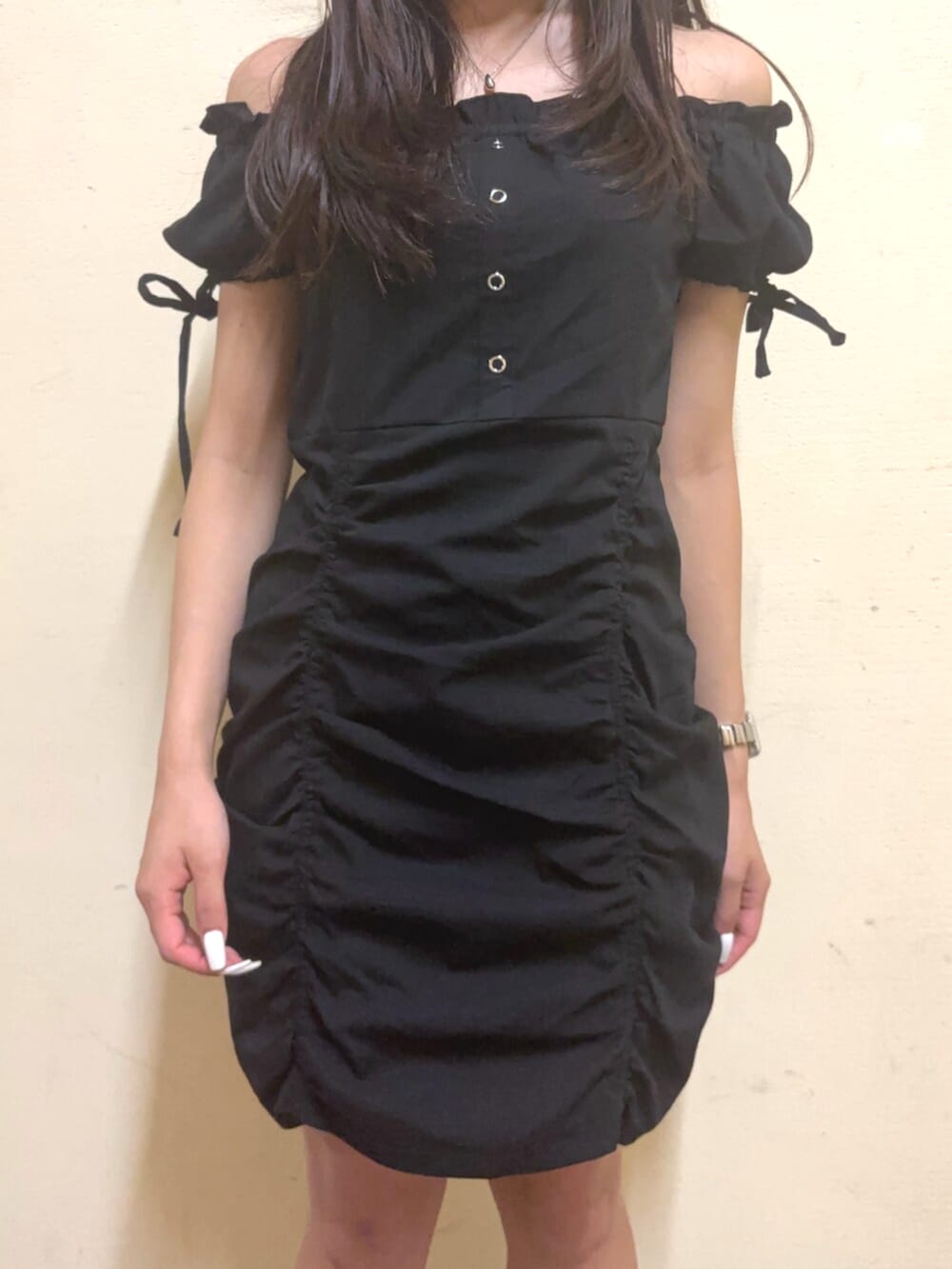 ホワイト系のハンドバッグ、ブラック系のワンピース、ブラック系のサンダルを着用したレディースの夏コーディネートの5枚目の写真