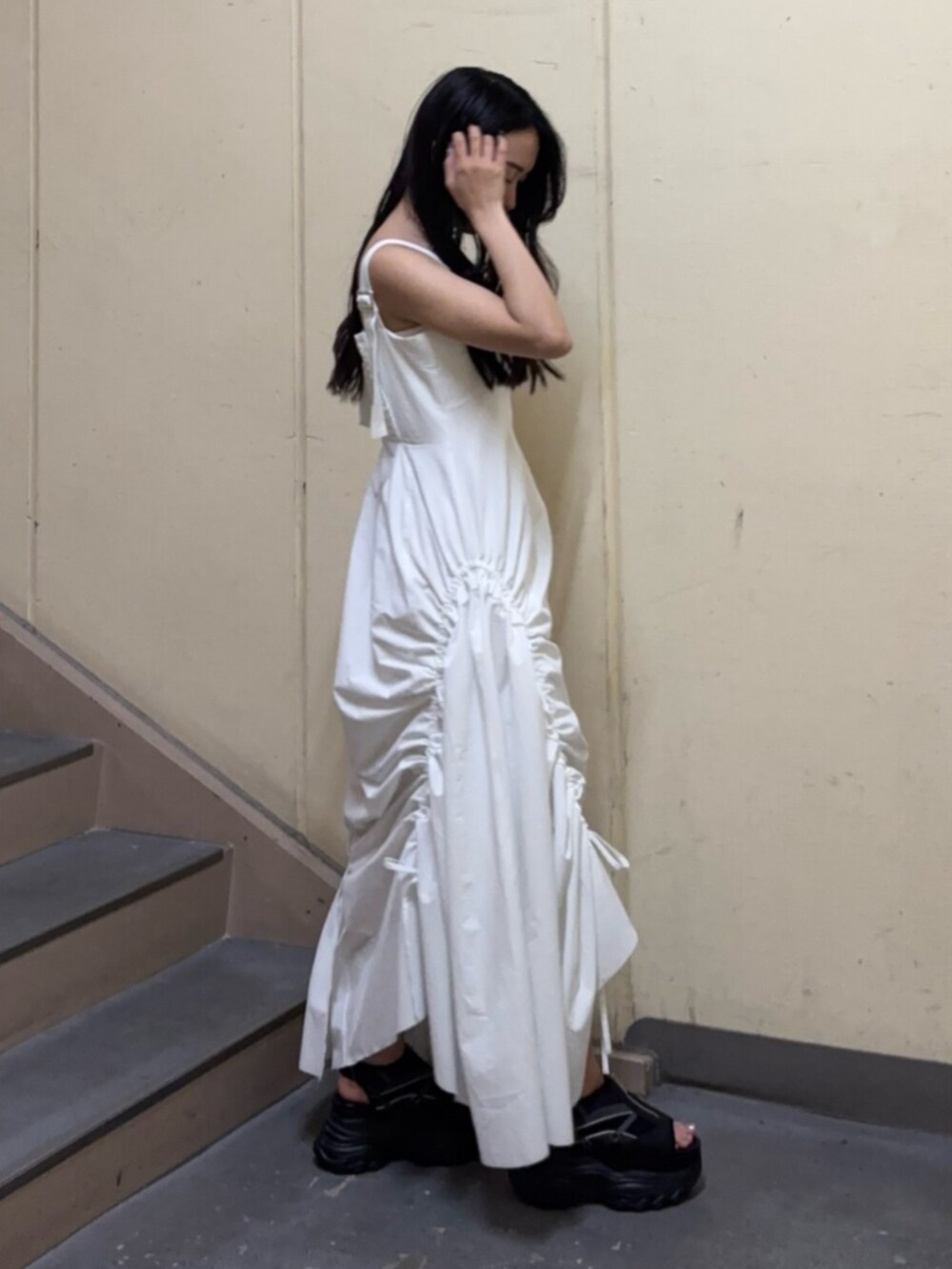 ブラック系のサンダル、ホワイト系のワンピースを着用したレディースの春コーディネートの3枚目の写真