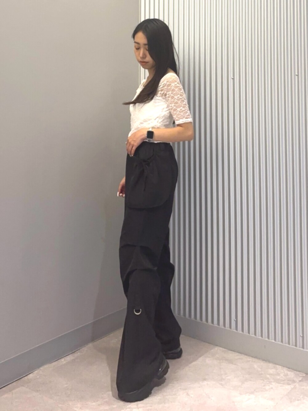 ブラック系のサンダル、ブラック系のその他パンツ、ホワイト系のTシャツ/カットソーを着用したレディースの夏コーディネートの2枚目の写真