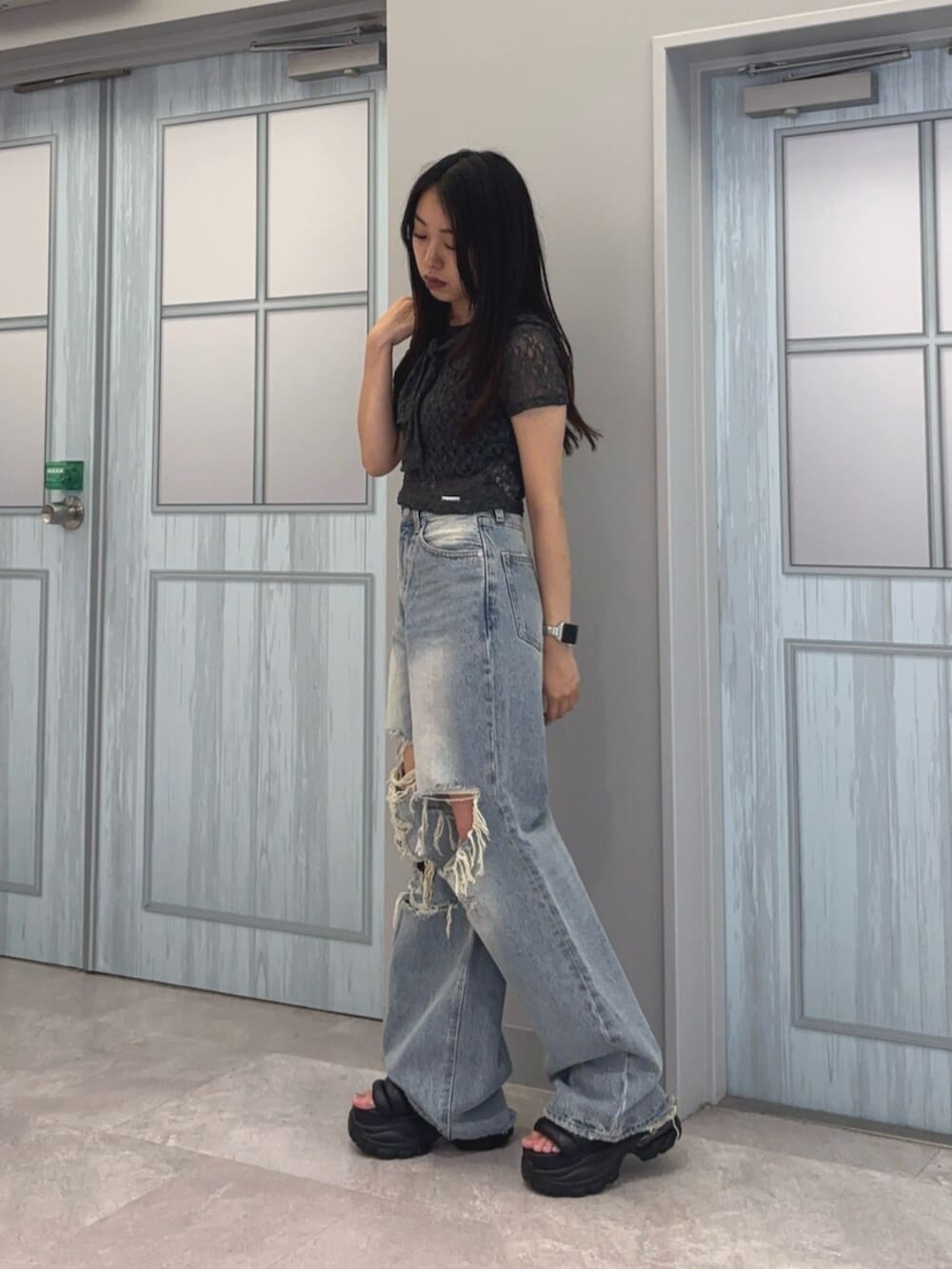 ブルー系のデニムパンツ、グレー系のTシャツ/カットソー、ブラック系のキャミソールを着用したレディースの夏コーディネートの2枚目の写真