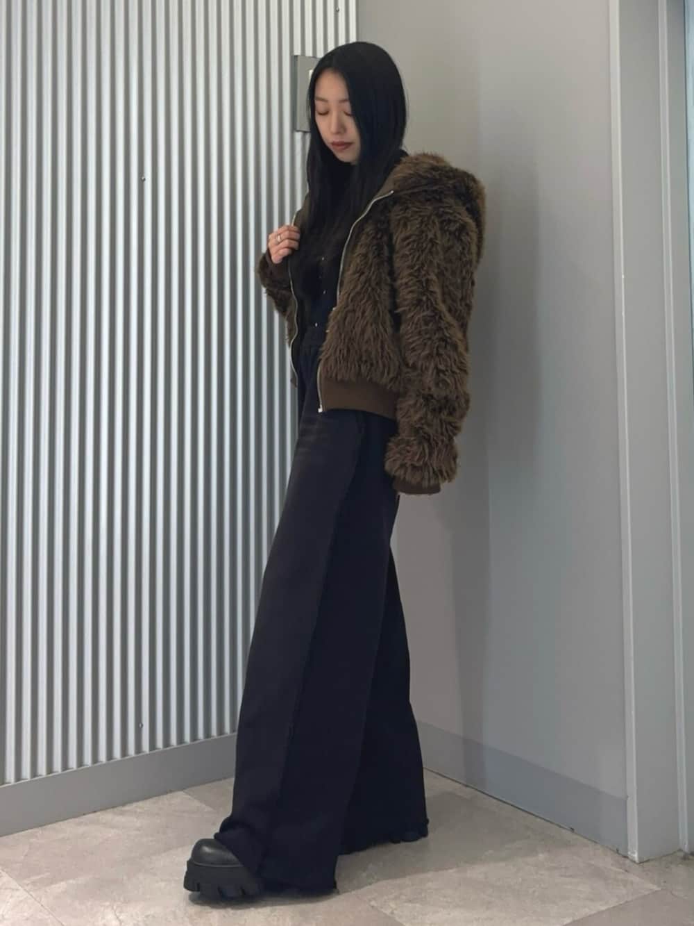 ブラウン系のブルゾン、その他のニット/セーター、ブラック系のスウェットパンツを着用したレディースの冬コーディネートの3枚目の写真