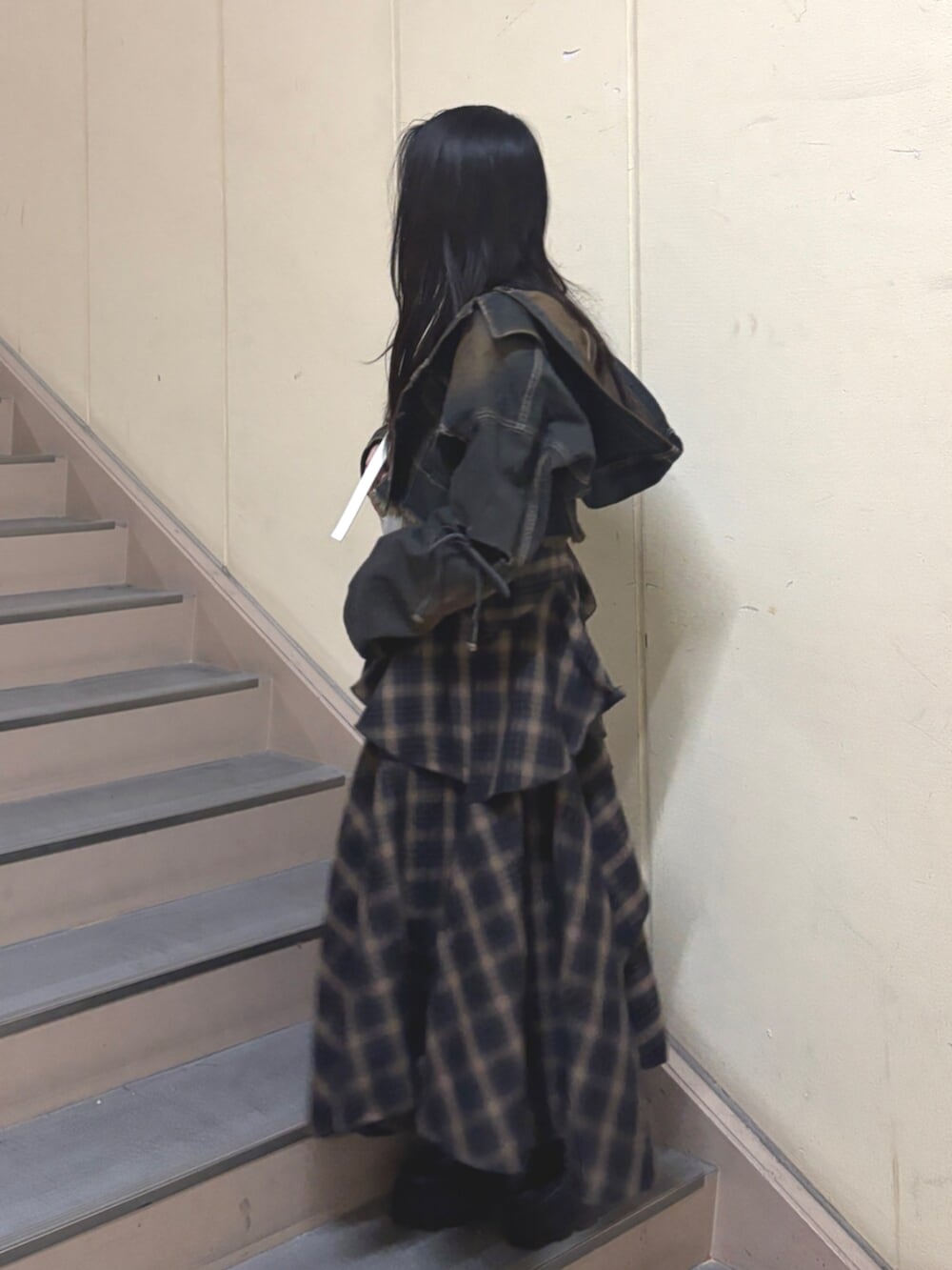 ブラック系のブーツ、ブルー系のデニムジャケット、ブルー系のワンピースを着用したレディースの春コーディネートの3枚目の写真