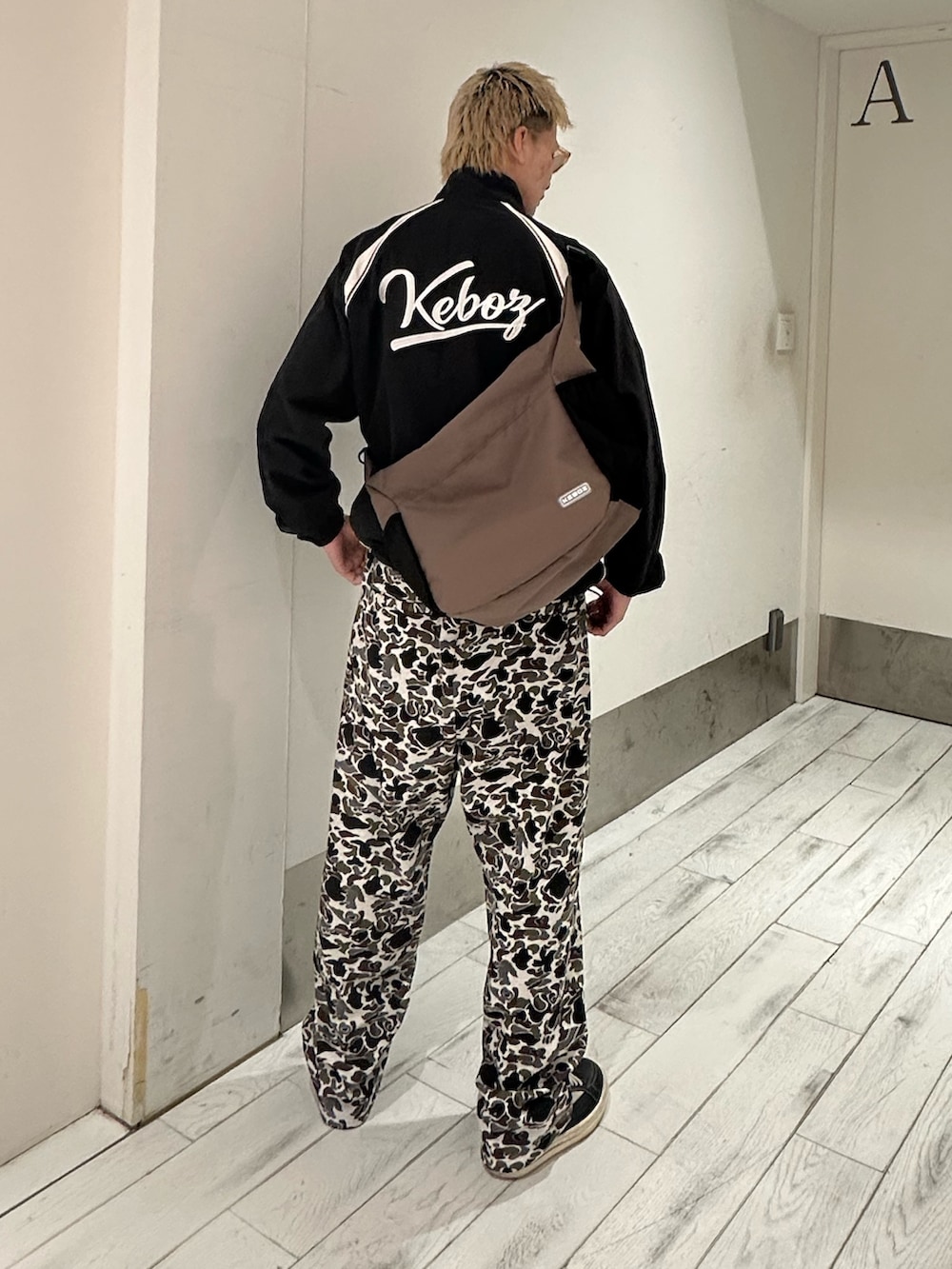 「KEBOZ」｜「KEBOZのROUND SHOULDER BAG 2（ショルダーバッグ、ブラウン系）」を使った、みきとさん（骨格ナチュラル・メンズ・177cm）の冬コーディネートの2枚目の写真